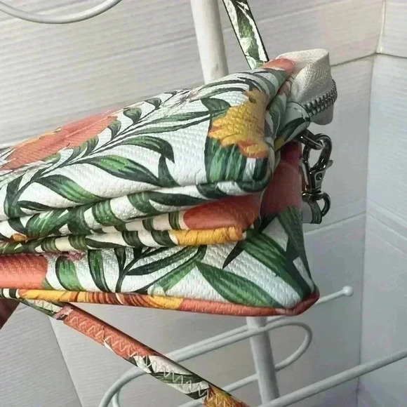 Jen and Co Crossbody Bag with matching wallet and phone wallet - Picture 11 of 16